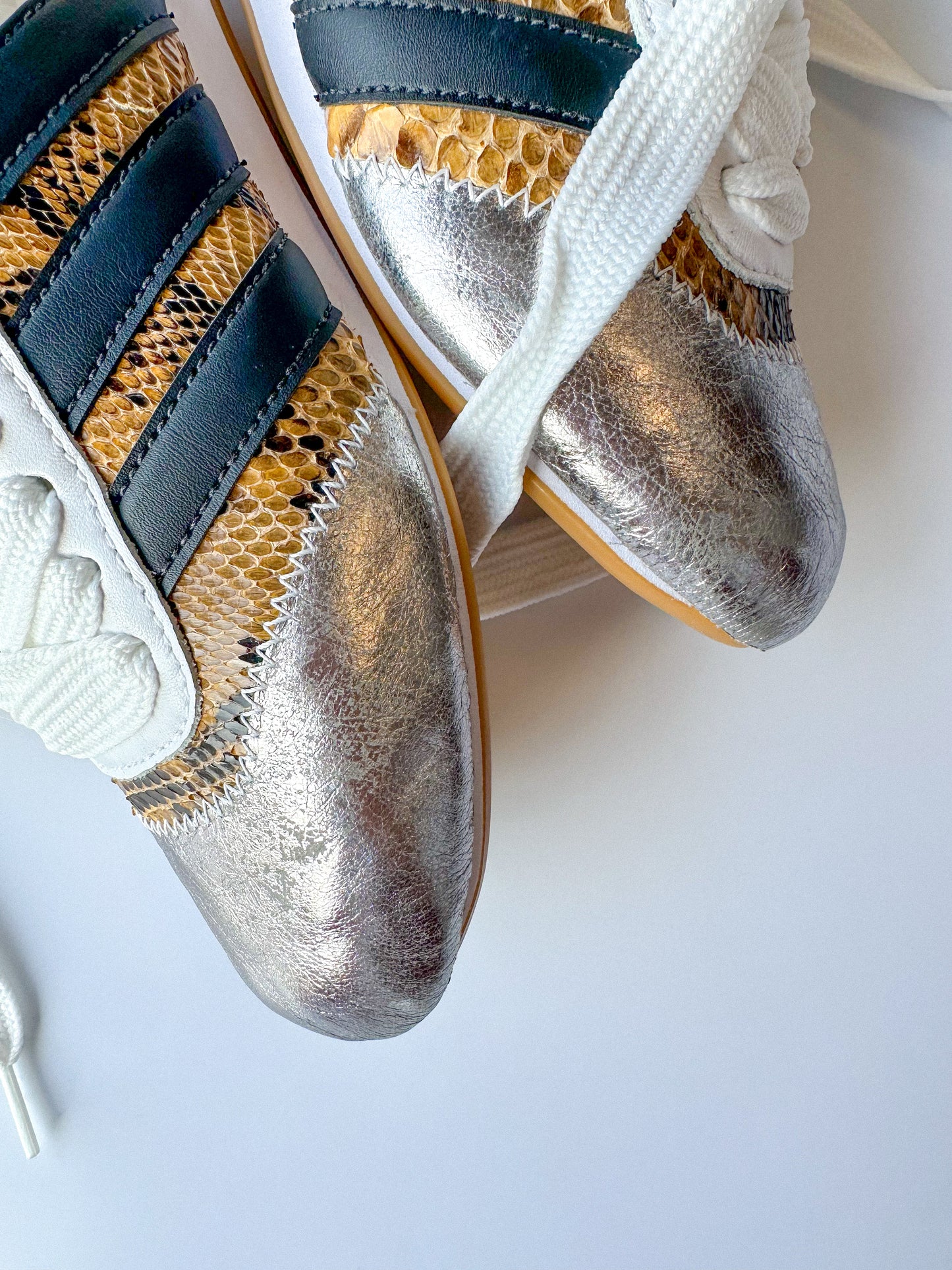 "WHITESNAKE" Adidas